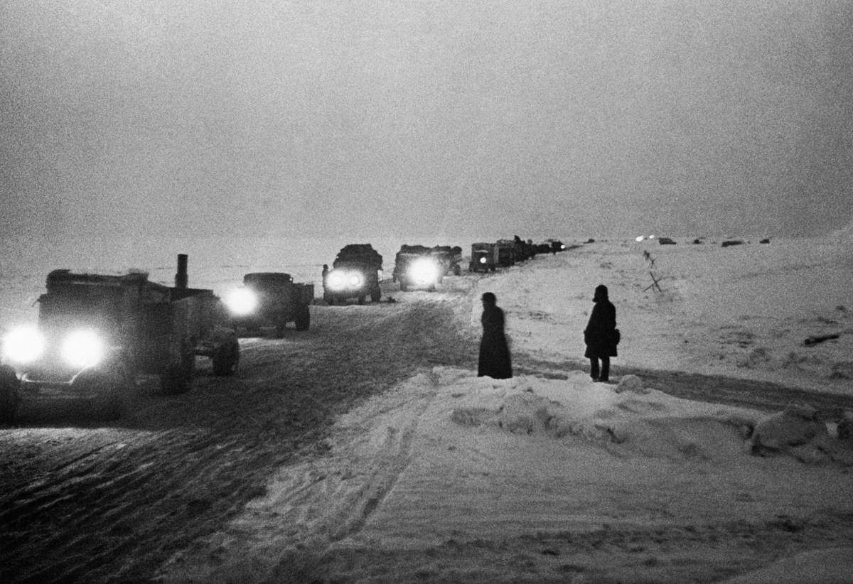 Дорога жизни перерезана. Дорога жизни Ленинград. Блокада Ленинграда Ладога дорога жизни. Дорога жизни блокадного Ленинграда Ладожское озеро. Дорога жизни 1943 год.